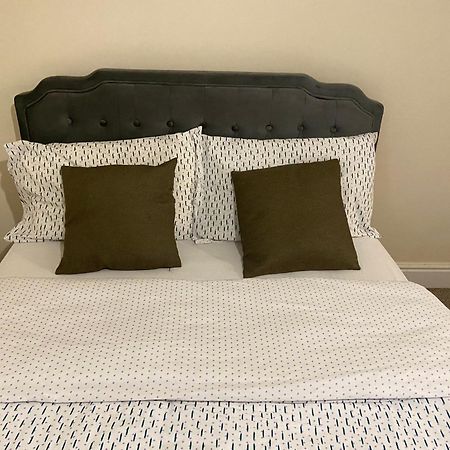 Large Double Bed And Bathroom Oxford Exterior foto